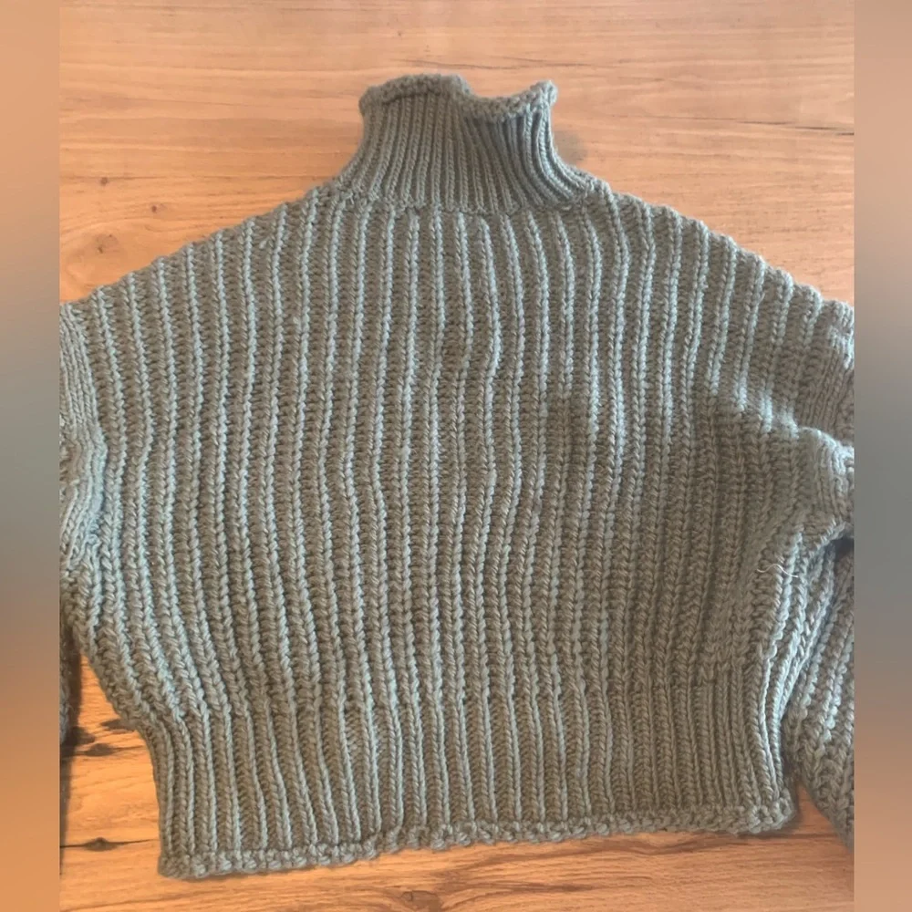 H&M Cropped Turtleneck Long Sleeve Cable Knit Green Sweater Women’s Small Prelov - Picture 7 of 7